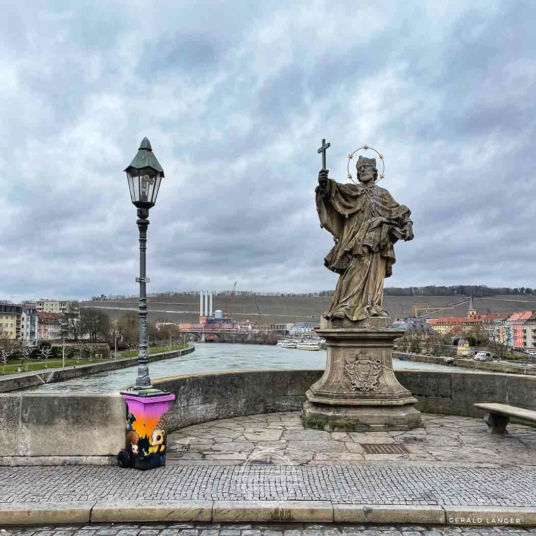 Coronavirus - Die Sehnsucht nach Normalität auf der Alten mainbrücke in Würzburg